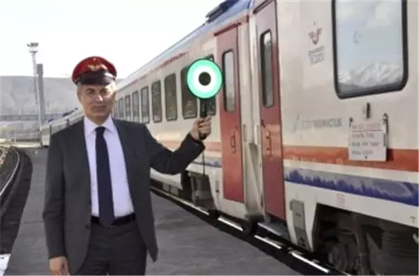 Keyifli Bir Yolculuk: Van Gölü Ekspresi Keyifli Bir Yolculuk: Van Gölü Ekspresi