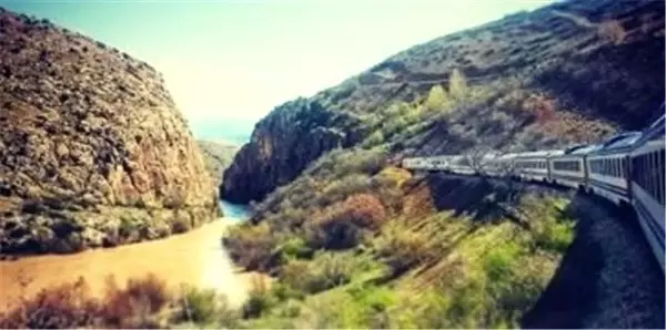 Keyifli Bir Yolculuk: Van Gölü Ekspresi Keyifli Bir Yolculuk: Van Gölü Ekspresi