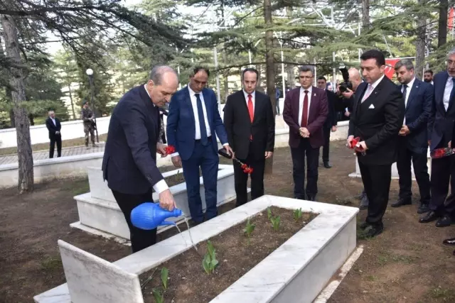 AK Parti Genel Başkan Vekili Kurtulmuş, İnönü Savaşları Bozüyük Şehitliği'ni Ziyaret Etti AK Parti Genel Başkan Vekili Kurtulmuş, İnönü Savaşları Bozüyük Şehitliği'ni Ziyaret Etti