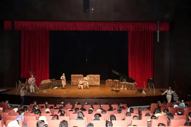 Çanakkale Vatan Sağolsun' Tiyatro Oyunu Duygusal Anlar Yaşattı