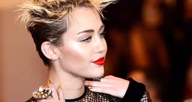Miley Cyrus'dan Çırılçıplak Yaz Fotoğrafı! Miley Cyrus'dan Çırılçıplak Yaz Fotoğrafı!