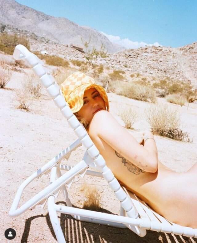 Miley Cyrus'dan Çırılçıplak Yaz Fotoğrafı!