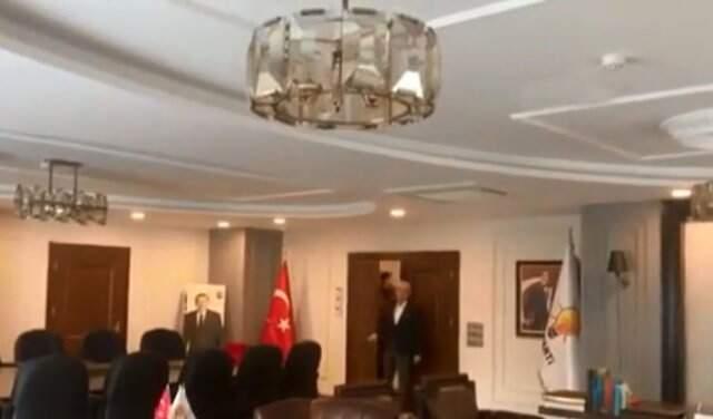 5,5 Büyüklüğündeki Deprem, İzmir'deki AK Parti İl Başkanlığında Saniye Saniye Kameralara Yansıdı