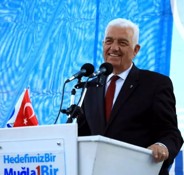 Büyükşehir Denizova Halı Saha ve Tesisini Açtı