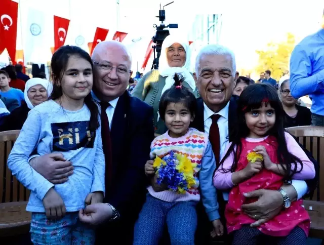 Büyükşehir Denizova Halı Saha ve Tesisini Açtı