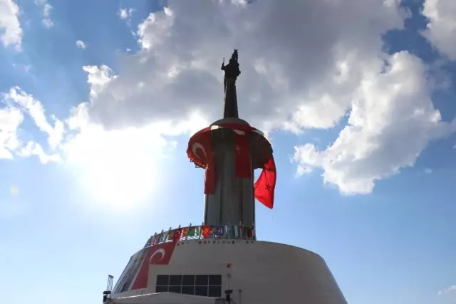 Dünya'nın En Büyükleri Arasında Yer Alan Dev Köroğlu Heykeli Nevruz Ateşiyle Açıldı