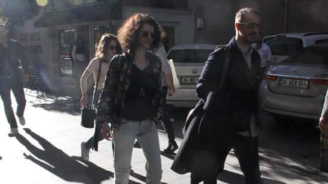 Evliliği Nedeniyle Zor Günler Geçiren Beren Saat, 5 Paket Sigara İstedi