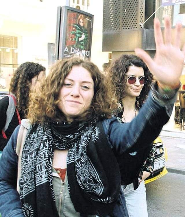 Evliliği Nedeniyle Zor Günler Geçiren Beren Saat, 5 Paket Sigara İstedi