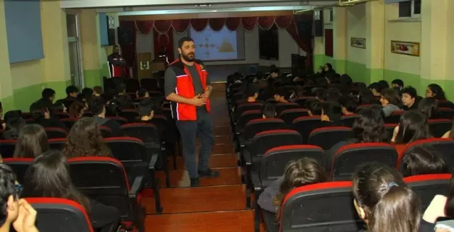 Kartal Belediyesi Okullarda Afet Bilinci Eğitimlerine Devam Ediyor Kartal Belediyesi Okullarda Afet Bilinci Eğitimlerine Devam Ediyor