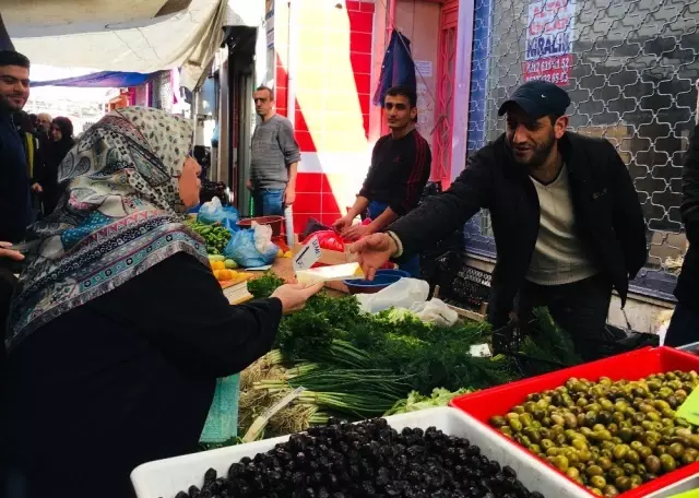 Kendi İmkanıyla Okuma Yazma Öğrenen 75 Yaşındaki Fatma Nine, 4. Kitabını Çıkardı Kendi İmkanıyla Okuma Yazma Öğrenen 75 Yaşındaki Fatma Nine, 4. Kitabını Çıkardı
