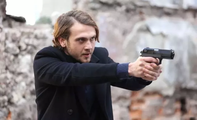 Tolga Karel'den Çukur'un Yıldız Oyuncusu Aras Bulut İynemli'ye Şiddet Göndermesi Tolga Karel'den Çukur'un Yıldız Oyuncusu Aras Bulut İynemli'ye Şiddet Göndermesi