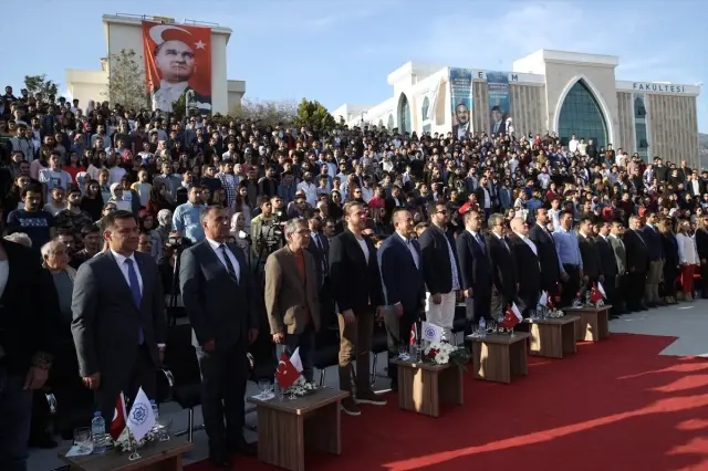 Bakan Çavuşoğlu, Diriliş Ertuğrul Dizi Ekibiyle Söyleşiye Katıldı