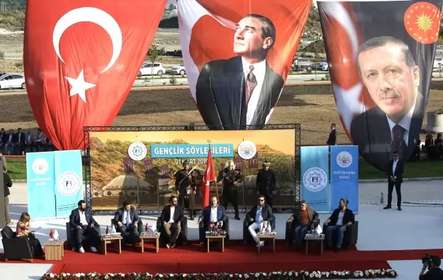 Bakan Çavuşoğlu, Diriliş Ertuğrul Dizi Ekibiyle Söyleşiye Katıldı