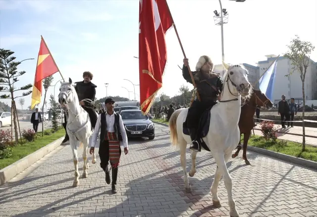 Bakan Çavuşoğlu, Diriliş Ertuğrul Dizi Ekibiyle Söyleşiye Katıldı