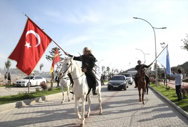 Bakan Çavuşoğlu, Diriliş Ertuğrul Dizi Ekibiyle Söyleşiye Katıldı