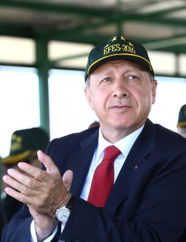 Cumhurbaşkanı Erdoğan'ın Objektiflere Takılan Telefon Kılıfı Dikkat Çekti