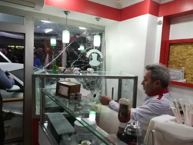 Darıca'da Çarpışan İki Otomobilden Biri Dükkana Girdi: 2 Yaralı Darıca'da Çarpışan İki Otomobilden Biri Dükkana Girdi: 2 Yaralı