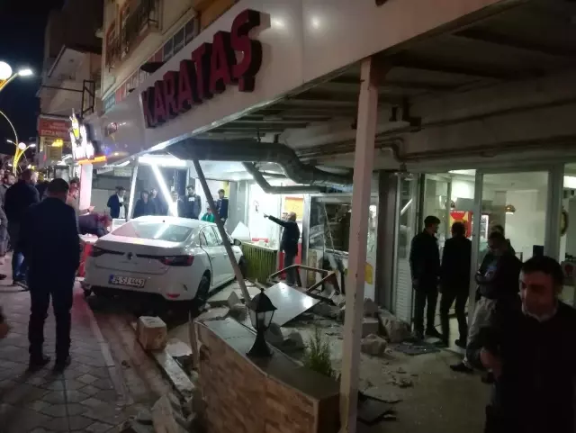 Darıca'da Çarpışan İki Otomobilden Biri Dükkana Girdi: 2 Yaralı Darıca'da Çarpışan İki Otomobilden Biri Dükkana Girdi: 2 Yaralı