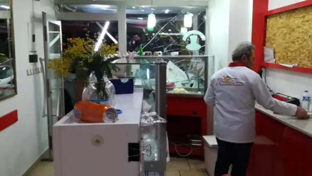 Darıca'da Çarpışan İki Otomobilden Biri Dükkana Girdi: 2 Yaralı Darıca'da Çarpışan İki Otomobilden Biri Dükkana Girdi: 2 Yaralı