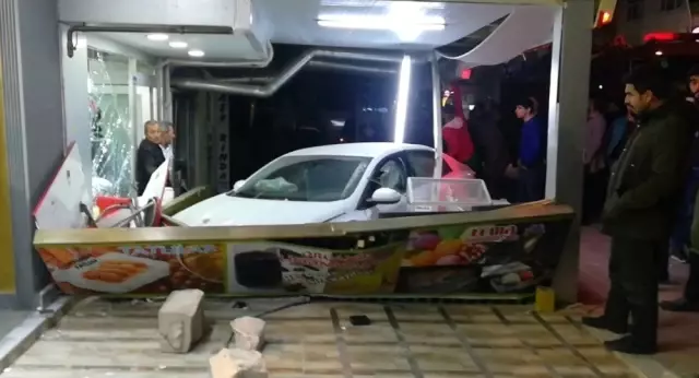 Darıca'da Çarpışan İki Otomobilden Biri Dükkana Girdi: 2 Yaralı Darıca'da Çarpışan İki Otomobilden Biri Dükkana Girdi: 2 Yaralı
