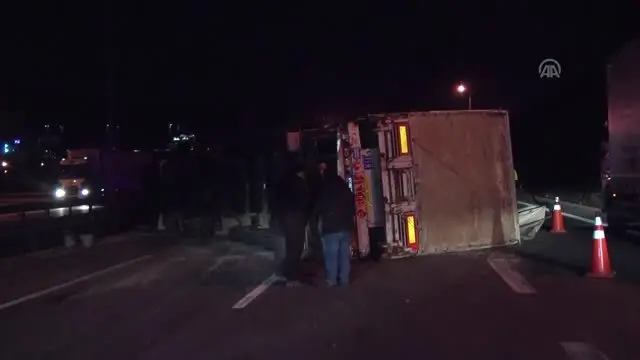 Devrilen Tır Otoyolda Ulaşımı Aksattı - Kocaeli Devrilen Tır Otoyolda Ulaşımı Aksattı - Kocaeli