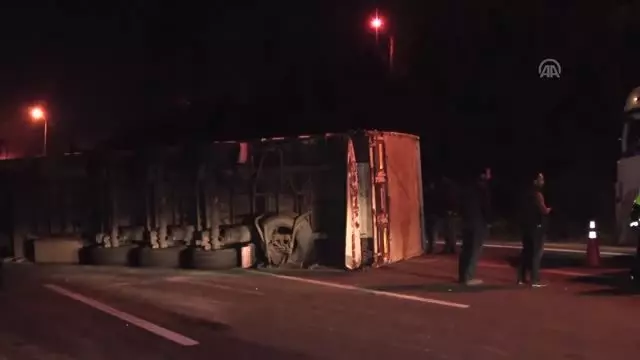 Devrilen Tır Otoyolda Ulaşımı Aksattı - Kocaeli Devrilen Tır Otoyolda Ulaşımı Aksattı - Kocaeli