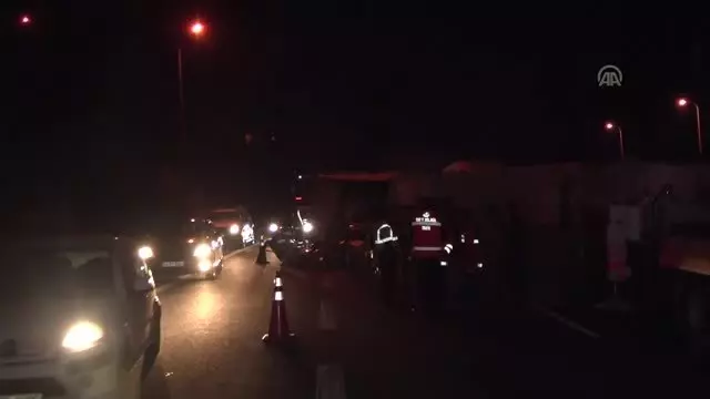 Devrilen Tır Otoyolda Ulaşımı Aksattı - Kocaeli Devrilen Tır Otoyolda Ulaşımı Aksattı - Kocaeli