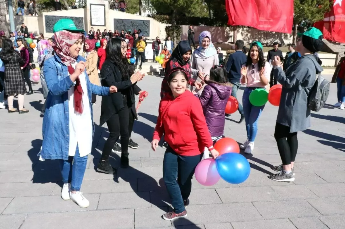 Down Sendromlu Çocuklar Doyasıya Eğlendiler