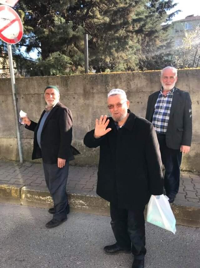 Düğün Konvoyunun Önünü Kesen Yaşlılara, Sahte Para Verdiler