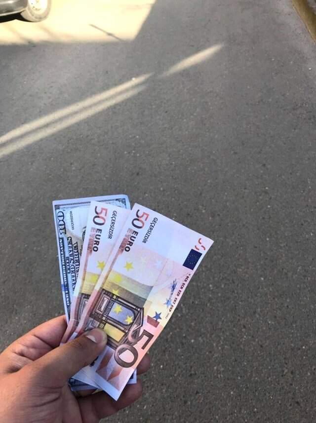 Düğün Konvoyunun Önünü Kesen Yaşlılara, Sahte Para Verdiler
