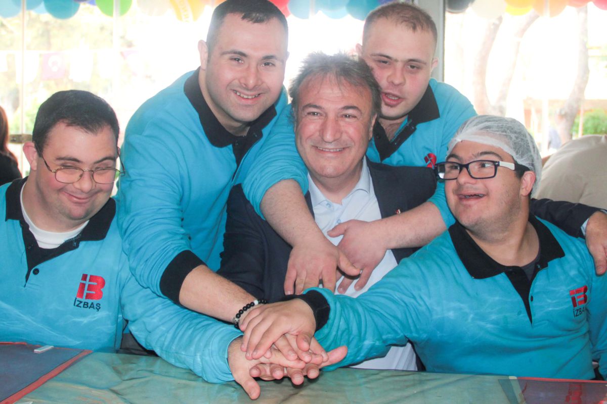 Farkındalık Günü Pastası İduğ'la Kesildi