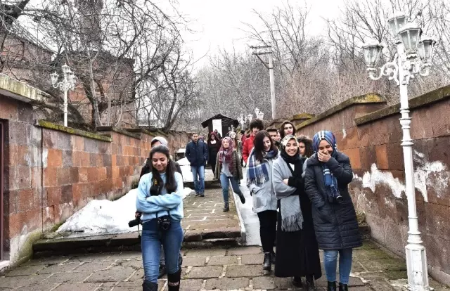 Kayserili Öğrenciler Ahlat'ın Tarihi Mekanlarını Fotoğrafladı Kayserili Öğrenciler Ahlat'ın Tarihi Mekanlarını Fotoğrafladı