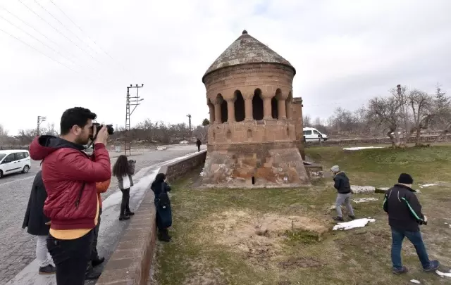 Kayserili Öğrenciler Ahlat'ın Tarihi Mekanlarını Fotoğrafladı Kayserili Öğrenciler Ahlat'ın Tarihi Mekanlarını Fotoğrafladı