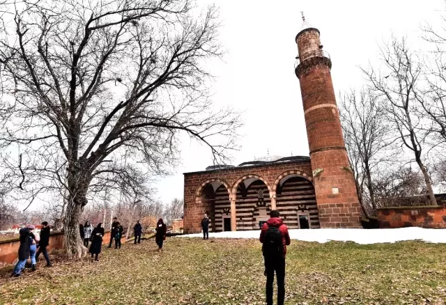 Kayserili Öğrenciler Ahlat'ın Tarihi Mekanlarını Fotoğrafladı Kayserili Öğrenciler Ahlat'ın Tarihi Mekanlarını Fotoğrafladı