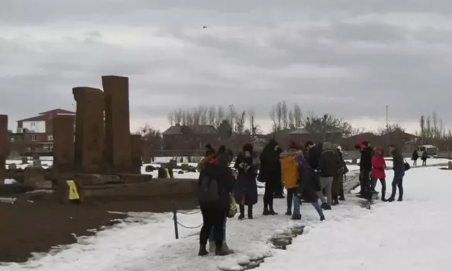 Kayserili Öğrenciler Ahlat'ın Tarihi Mekanlarını Fotoğrafladı Kayserili Öğrenciler Ahlat'ın Tarihi Mekanlarını Fotoğrafladı