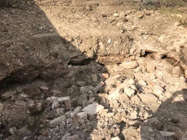 Kepçe ile Tarla Düzeltirken Tarihi Yapı Buldu