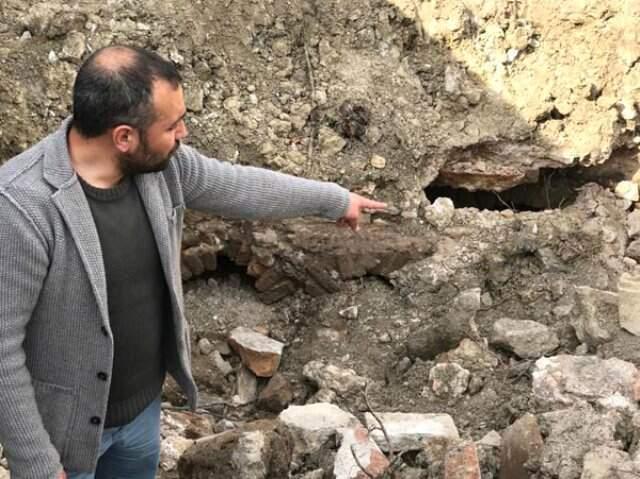 Kepçe ile Tarla Düzeltirken Tarihi Yapı Buldu