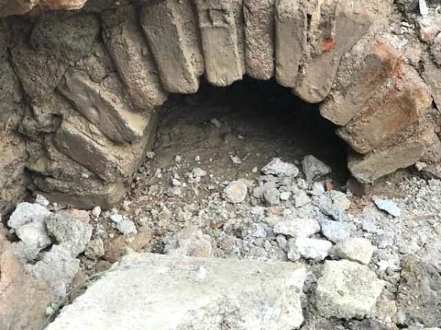 Kepçe ile Tarla Düzeltirken Tarihi Yapı Buldu