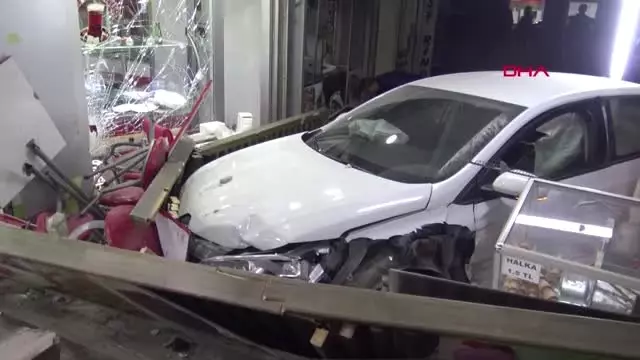 Kocaeli Otomobil Pilavcı Dükkanına Girdi 2 Yaralı Kocaeli Otomobil Pilavcı Dükkanına Girdi 2 Yaralı