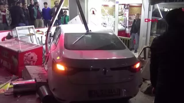 Kocaeli Otomobil Pilavcı Dükkanına Girdi 2 Yaralı Kocaeli Otomobil Pilavcı Dükkanına Girdi 2 Yaralı
