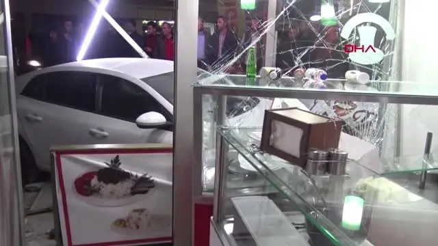 Kocaeli Otomobil Pilavcı Dükkanına Girdi 2 Yaralı Kocaeli Otomobil Pilavcı Dükkanına Girdi 2 Yaralı
