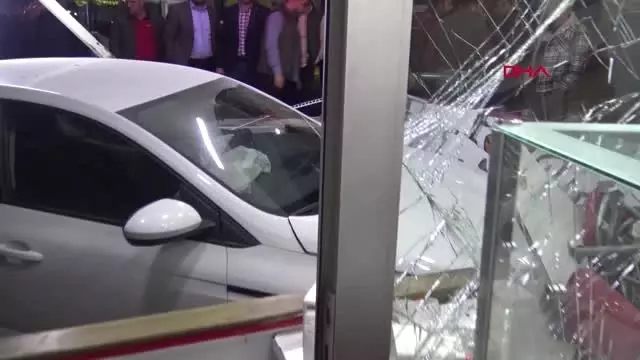 Kocaeli Otomobil Pilavcı Dükkanına Girdi 2 Yaralı Kocaeli Otomobil Pilavcı Dükkanına Girdi 2 Yaralı