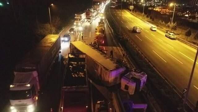 Kocaeli TEM'de Kontrolden Çıkan TIR Devrildi, 10 Kilometre Araç Kuyruğu Oluştu