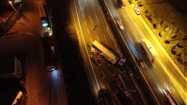 Kocaeli TEM'de Kontrolden Çıkan TIR Devrildi, 10 Kilometre Araç Kuyruğu Oluştu