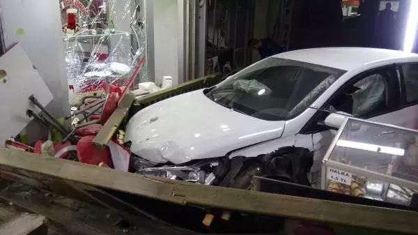 Otomobil Pilavcı Dükkanına Girdi: 2 Yaralı Otomobil Pilavcı Dükkanına Girdi: 2 Yaralı