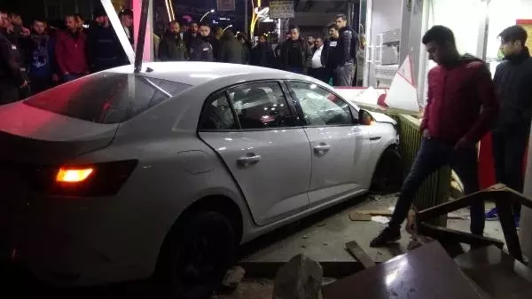 Otomobil Pilavcı Dükkanına Girdi: 2 Yaralı Otomobil Pilavcı Dükkanına Girdi: 2 Yaralı