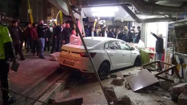 Otomobil Pilavcı Dükkanına Girdi: 2 Yaralı Otomobil Pilavcı Dükkanına Girdi: 2 Yaralı