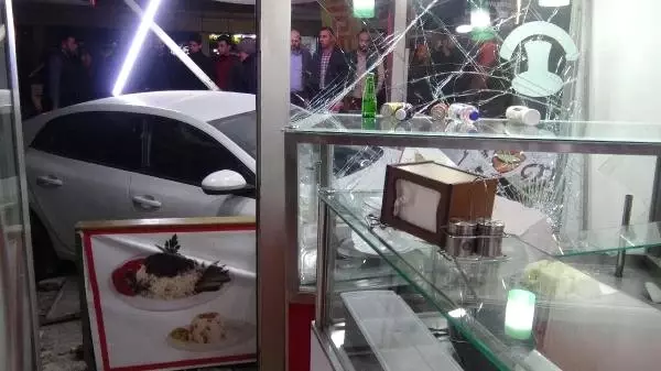 Otomobil Pilavcı Dükkanına Girdi: 2 Yaralı Otomobil Pilavcı Dükkanına Girdi: 2 Yaralı