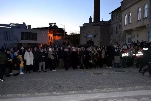 Tillo'da 'Işık Hadisesi' İlgiyle İzlendi Tillo'da 'Işık Hadisesi' İlgiyle İzlendi