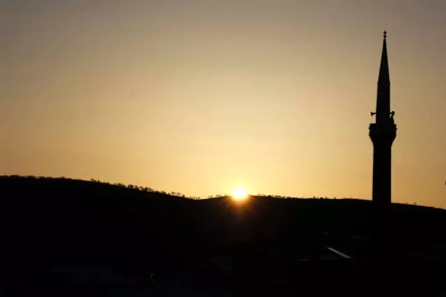 Unesco Dünya Mirası Listesi'ne Eklenen 'Işık Hadisesi' Yoğun İlgiyle İzlendi Unesco Dünya Mirası Listesi'ne Eklenen 'Işık Hadisesi' Yoğun İlgiyle İzlendi